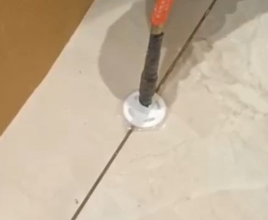 玉龙瓷砖空鼓维修公司专业解答瓷砖在铺贴过程中，如果没有涂抹均匀到位的粘结材料（如水泥砂浆或瓷砖胶），可能会导致以下问题